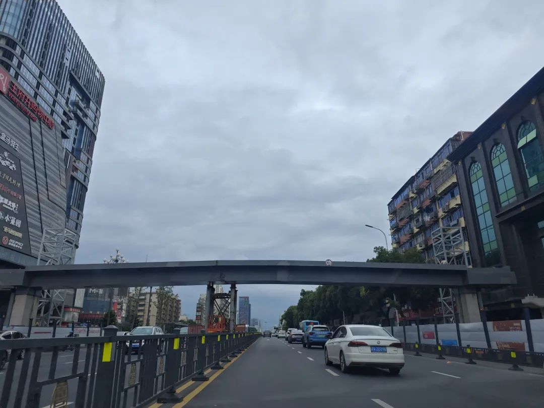 南昌洪城路与十字街交叉口人行天桥于今年暑假完工